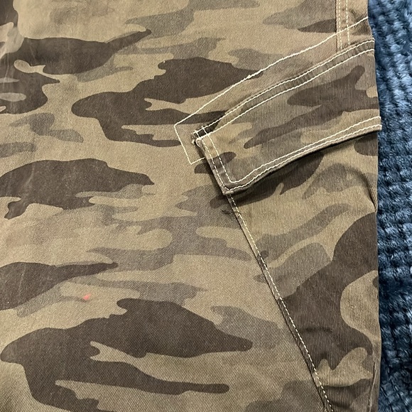 NWT DISCLOSURE BAGGY CARGO CAMO PANTS💚💚 - Picture 7 of 14